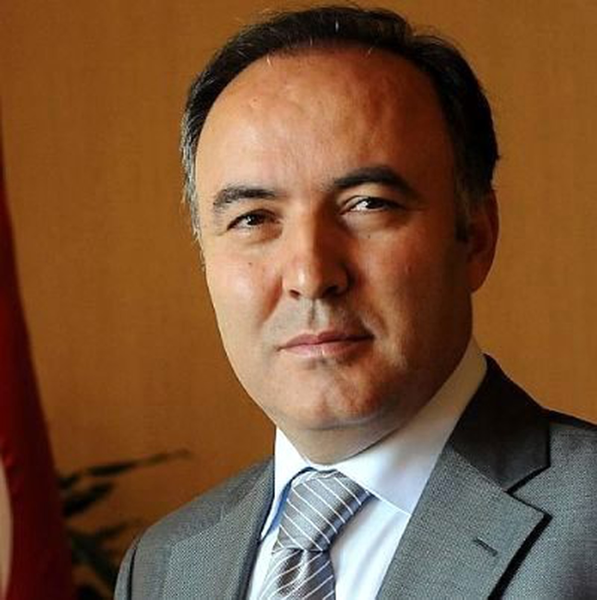 Vali Altıparmak\'tan Plaket Yerine Kitap Önerisi