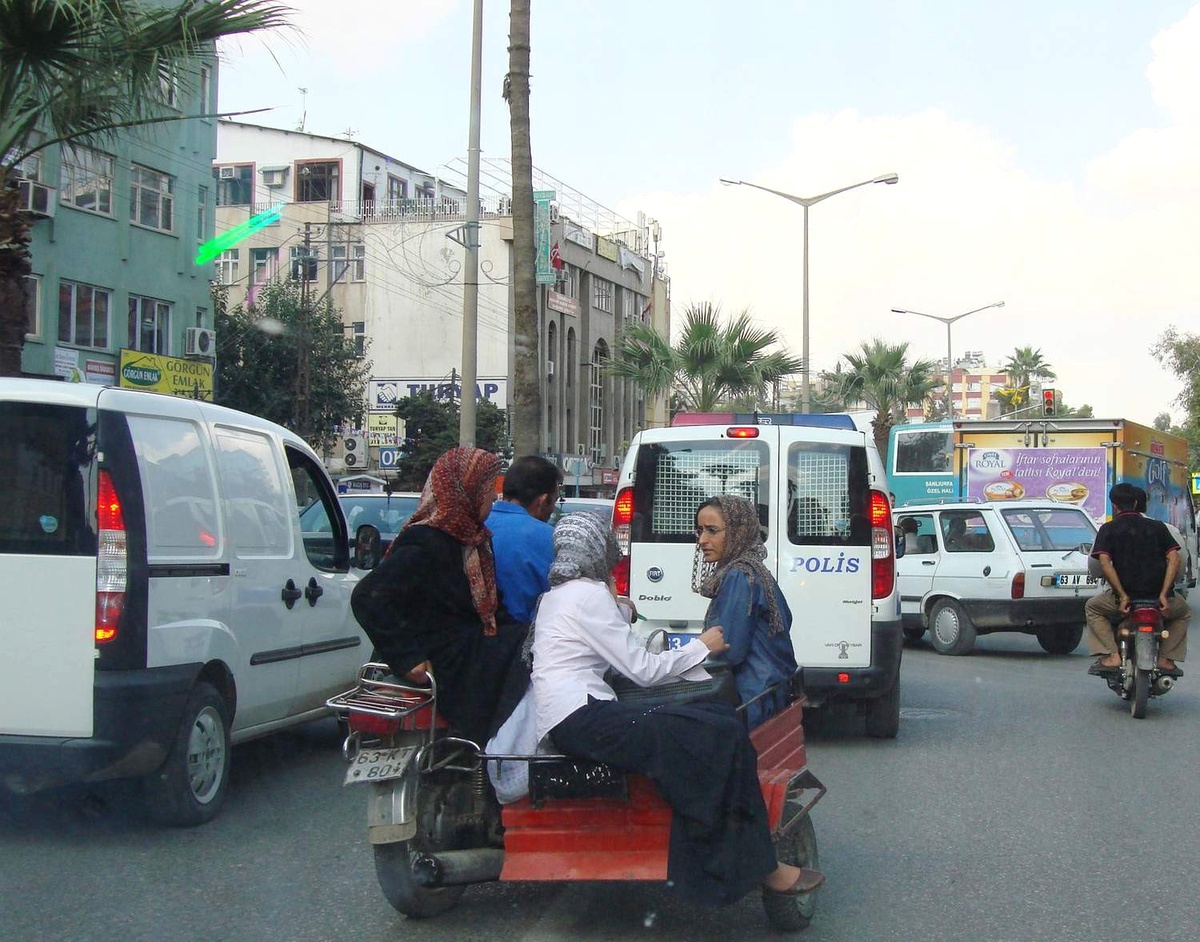 Yük Taşımacılığı İçin Tasarlanan Motosikletler İnsan Taşıyor