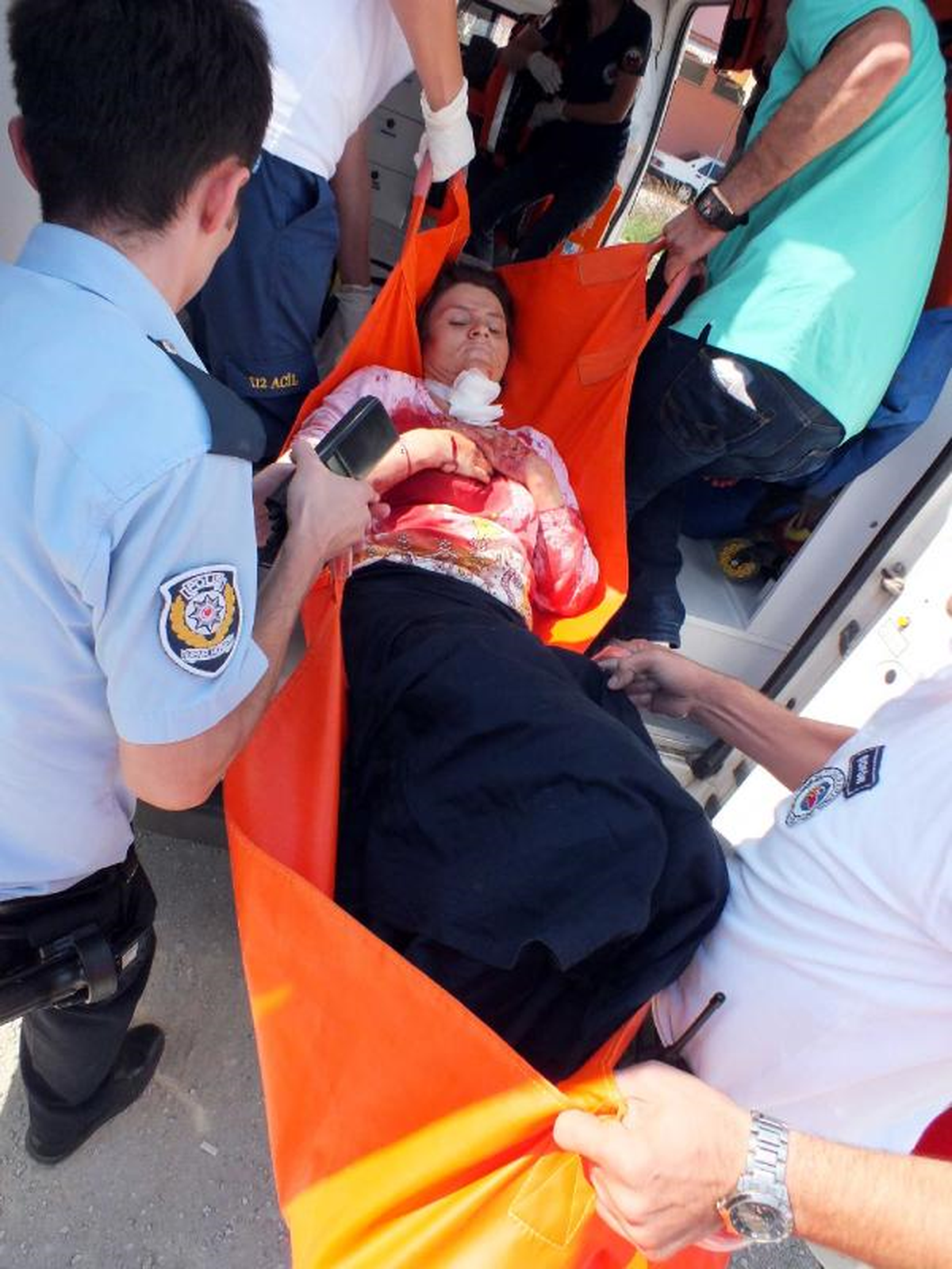 17 Yaşındaki Genç, Sustalı Bıçakla Annesinin Boğazını Kesti