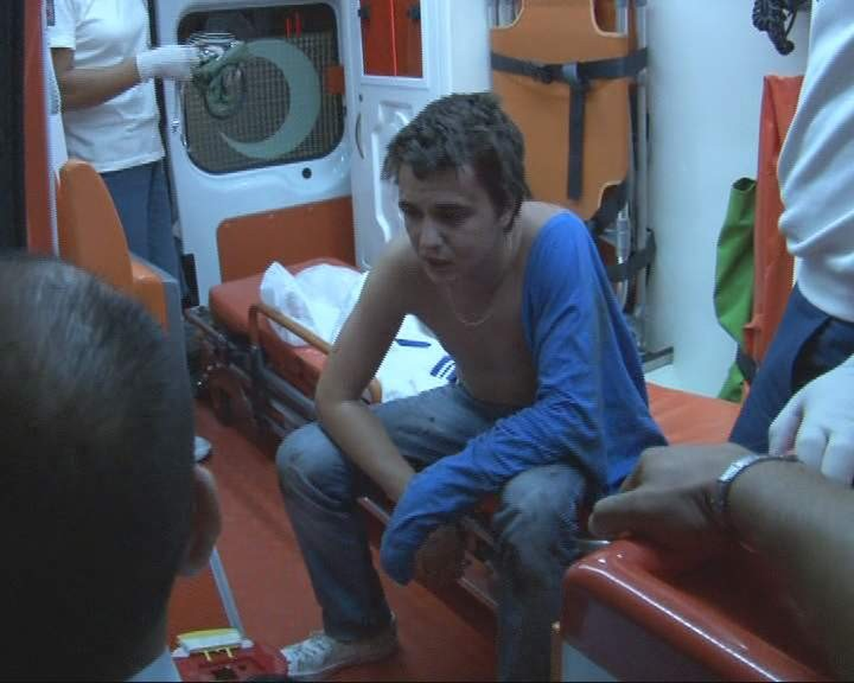 Ambulans Görevlilerinin Yaralı Sürücüyü Sedyeye Yatırma Çabası