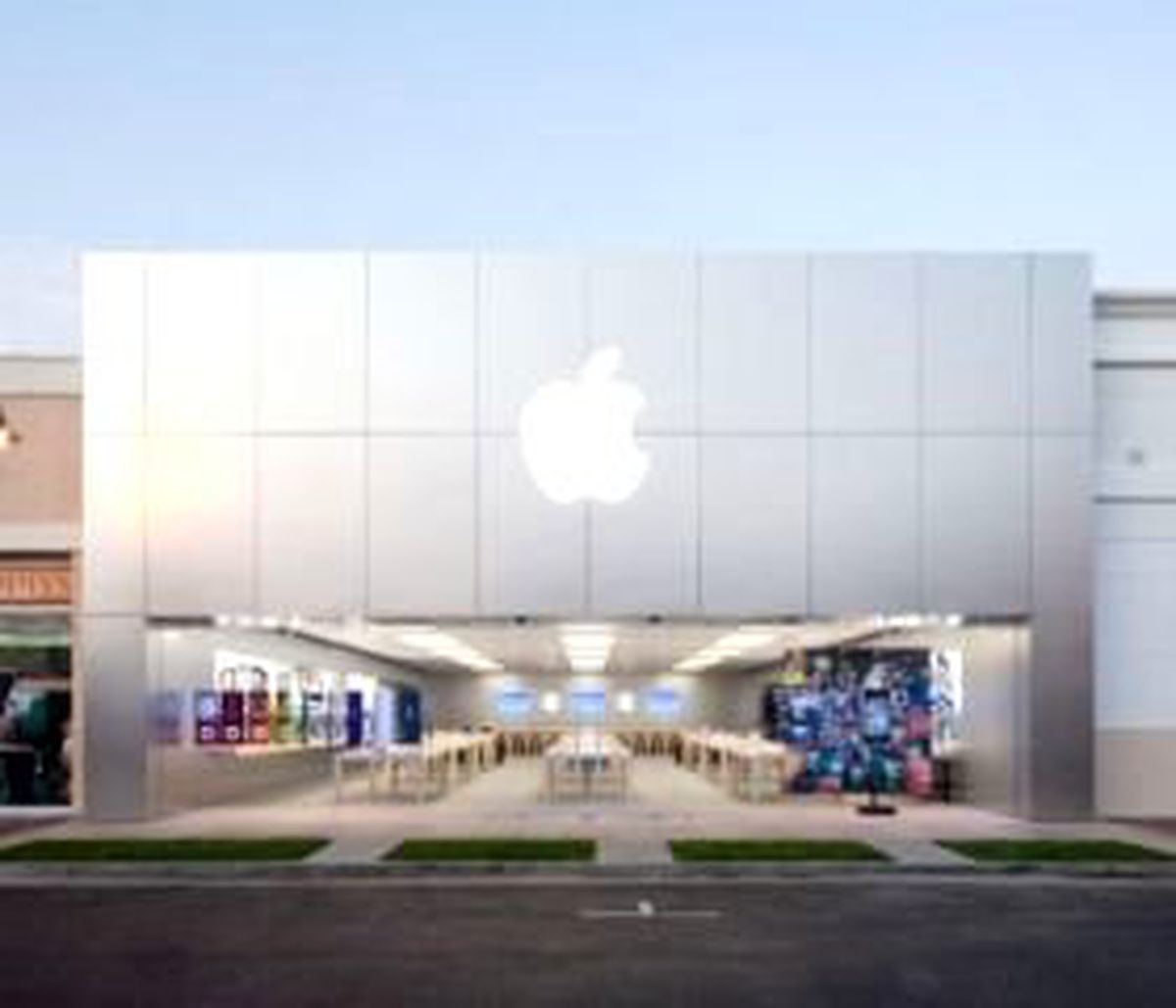 Apple Mağazasına Bmw X5 ile Daldılar!