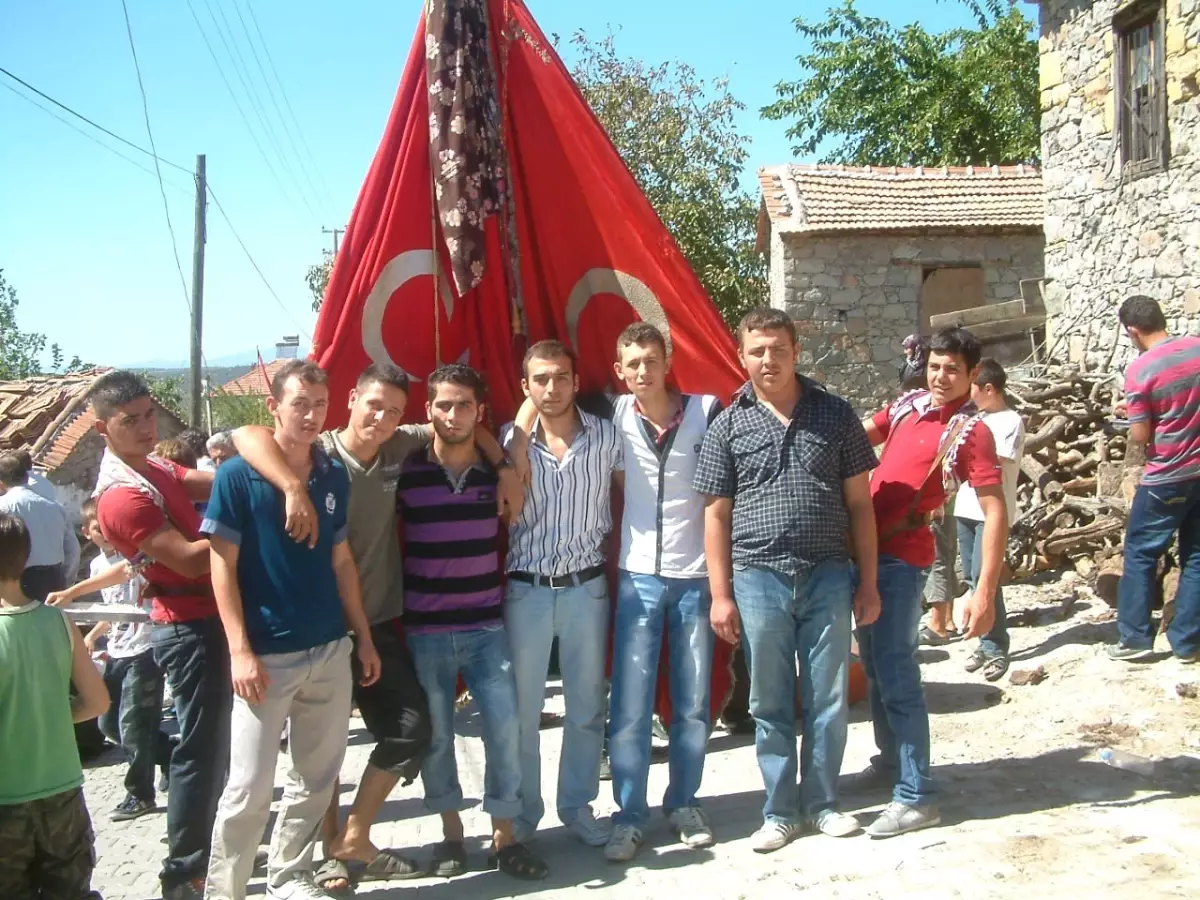 Bahadınlı Köyünde İpek Bayraklı ve Develi Sünnet Şöleni