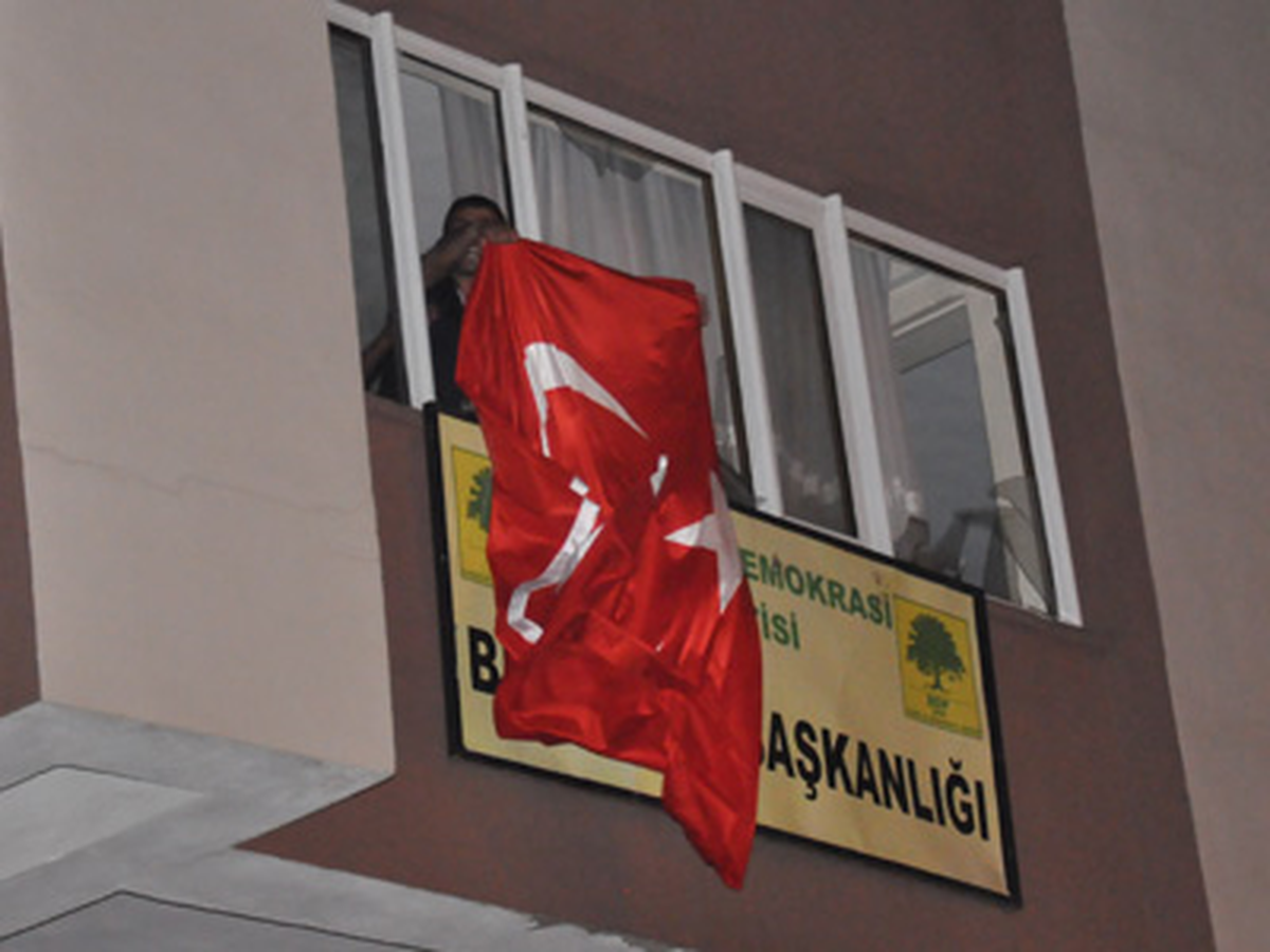 BDP Binasına Türk Bayrağı Astılar