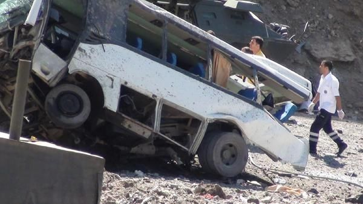 Bingöl Valisi Mustafa Hakan Güvençer, Bingöl-Erzurum Karayolu\'ndaki Mayın Patlamasında 8 Polisin...