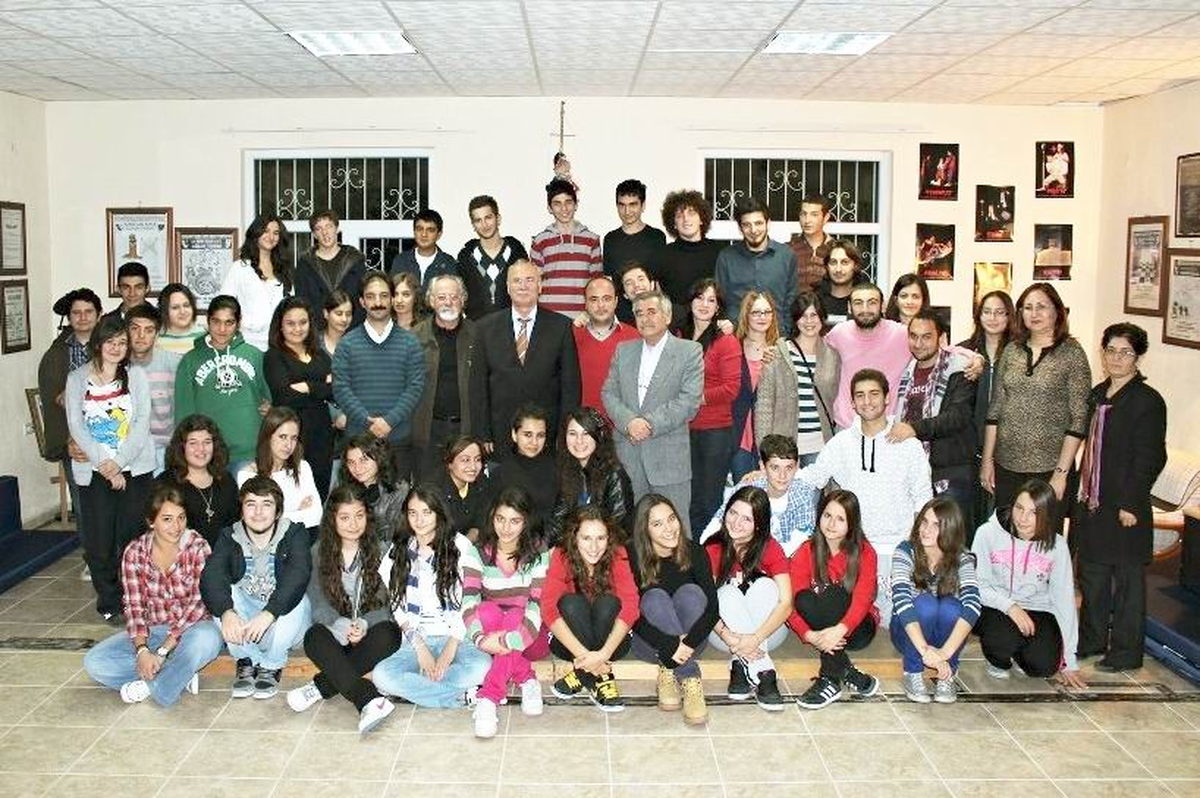 Burhaniye\'de Kent Tiyatrosu Yeni Oyuncuları Bekliyor