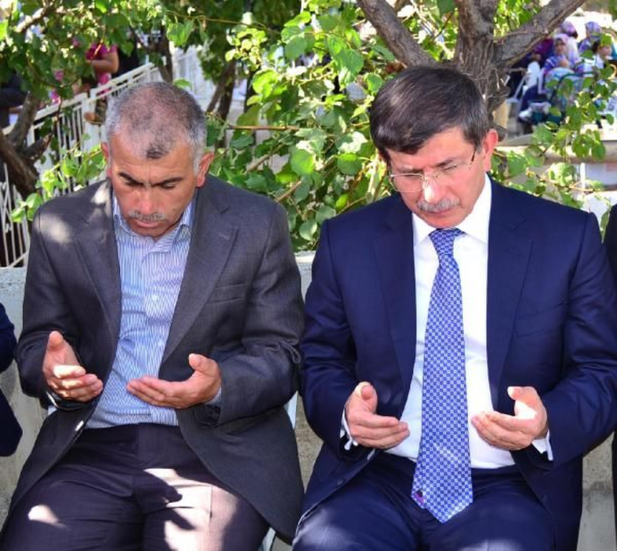Davutoğlu\'ndan Şehit Ailelerine Ziyaret