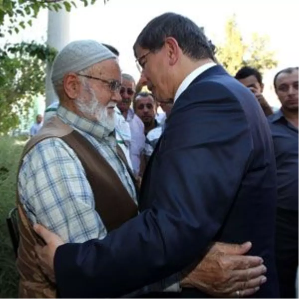 Dışişleri Bakanı Davutoğlu\'ndan Şehit Ailelerine Ziyaret