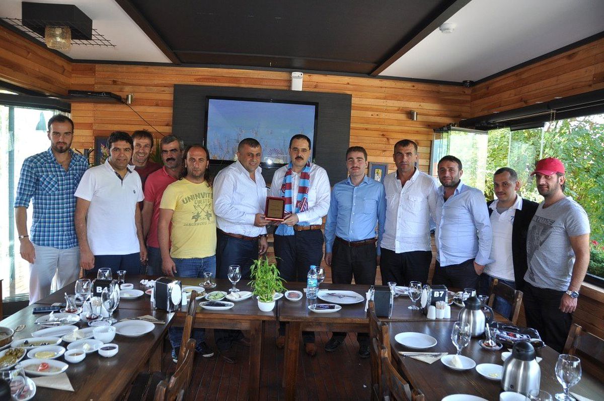 Doğantepespor\'dan Başkan Ayaz\'a Plaket