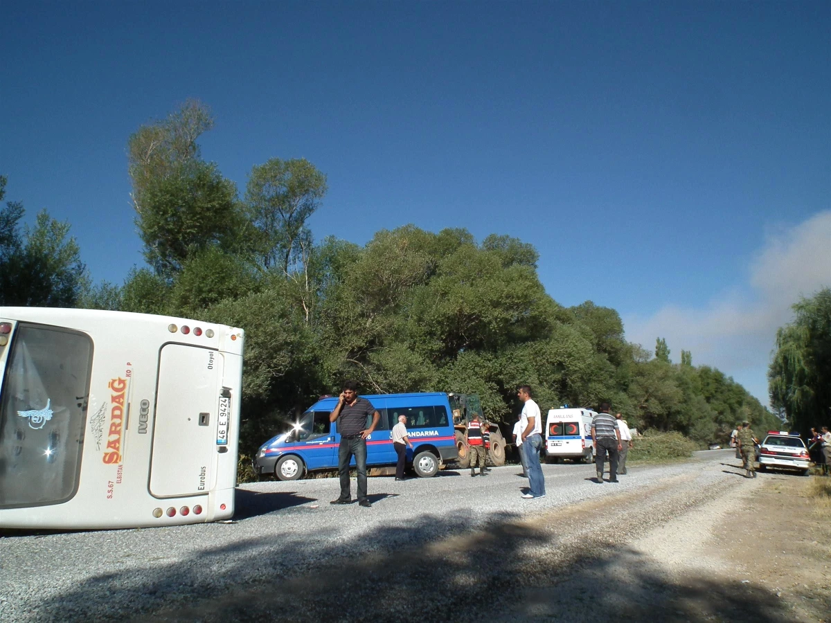 Kahramanmaraş\'ta Servis Minibüsü Devrildi: 15 Yaralı