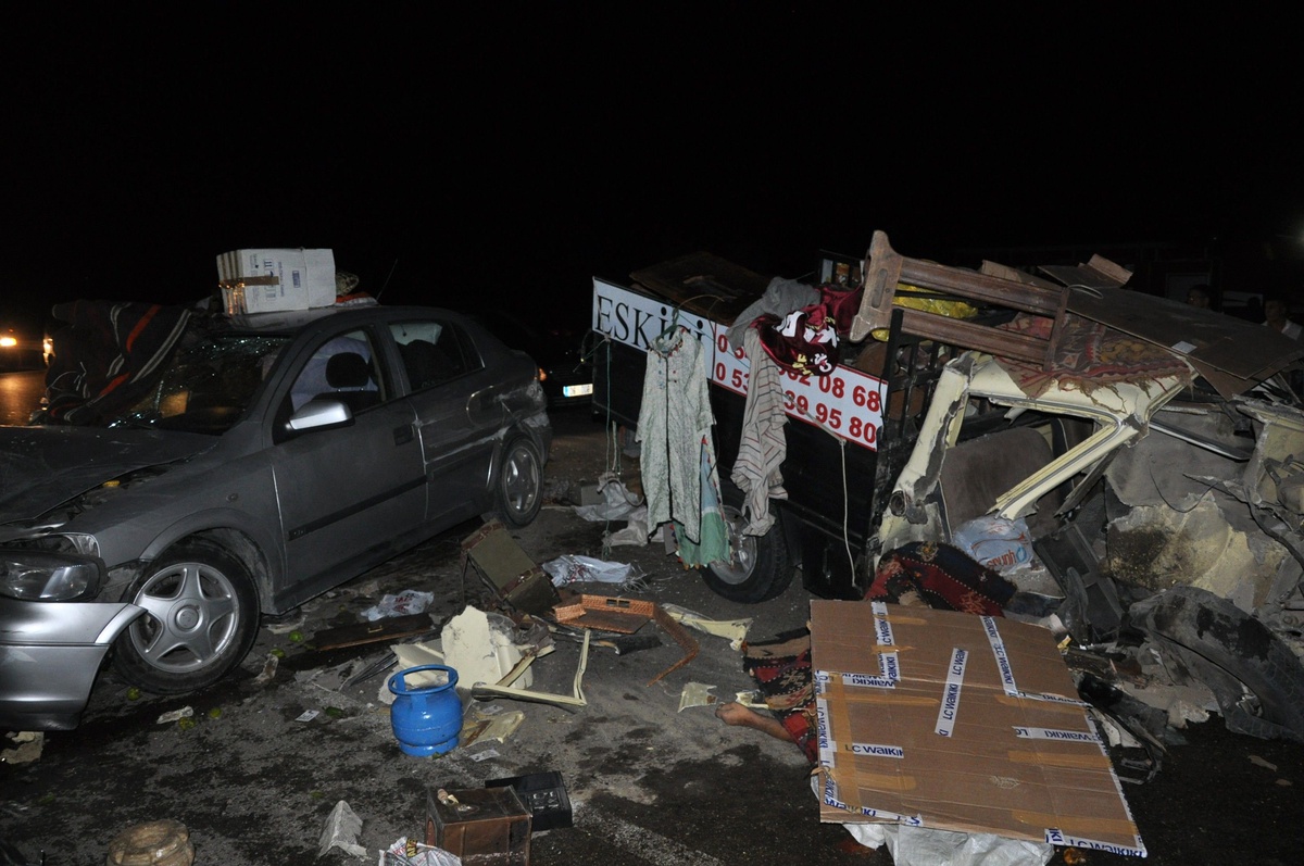 Kırıkkale\'de Pikap ile Otomobil Çarpıştı: 1 Ölü, 2 Yaralı