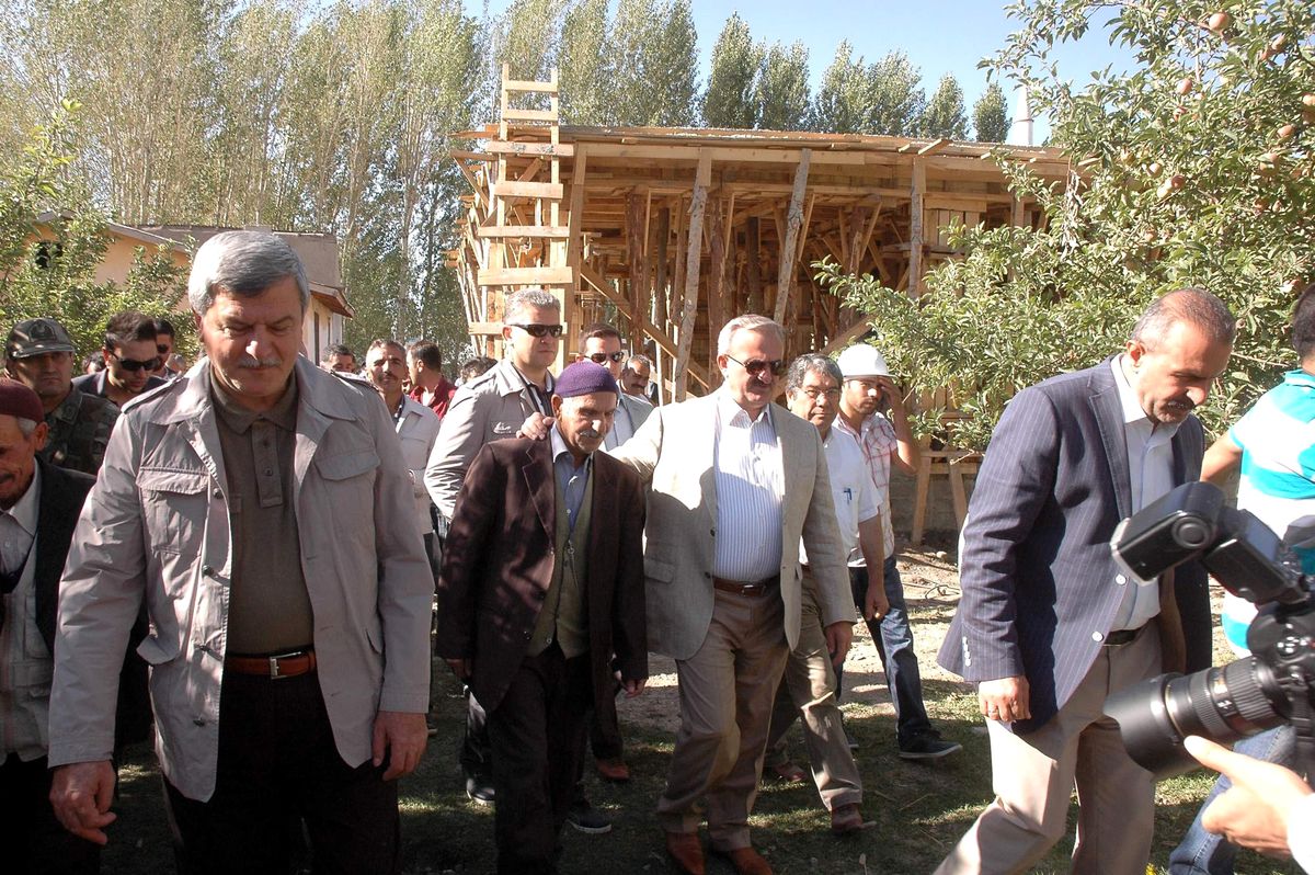 Kocaeli Büyükşehir Belediye Başkanı Karaosmanoğlu Deprem Evinin Temel Betonunu Beğenmedi