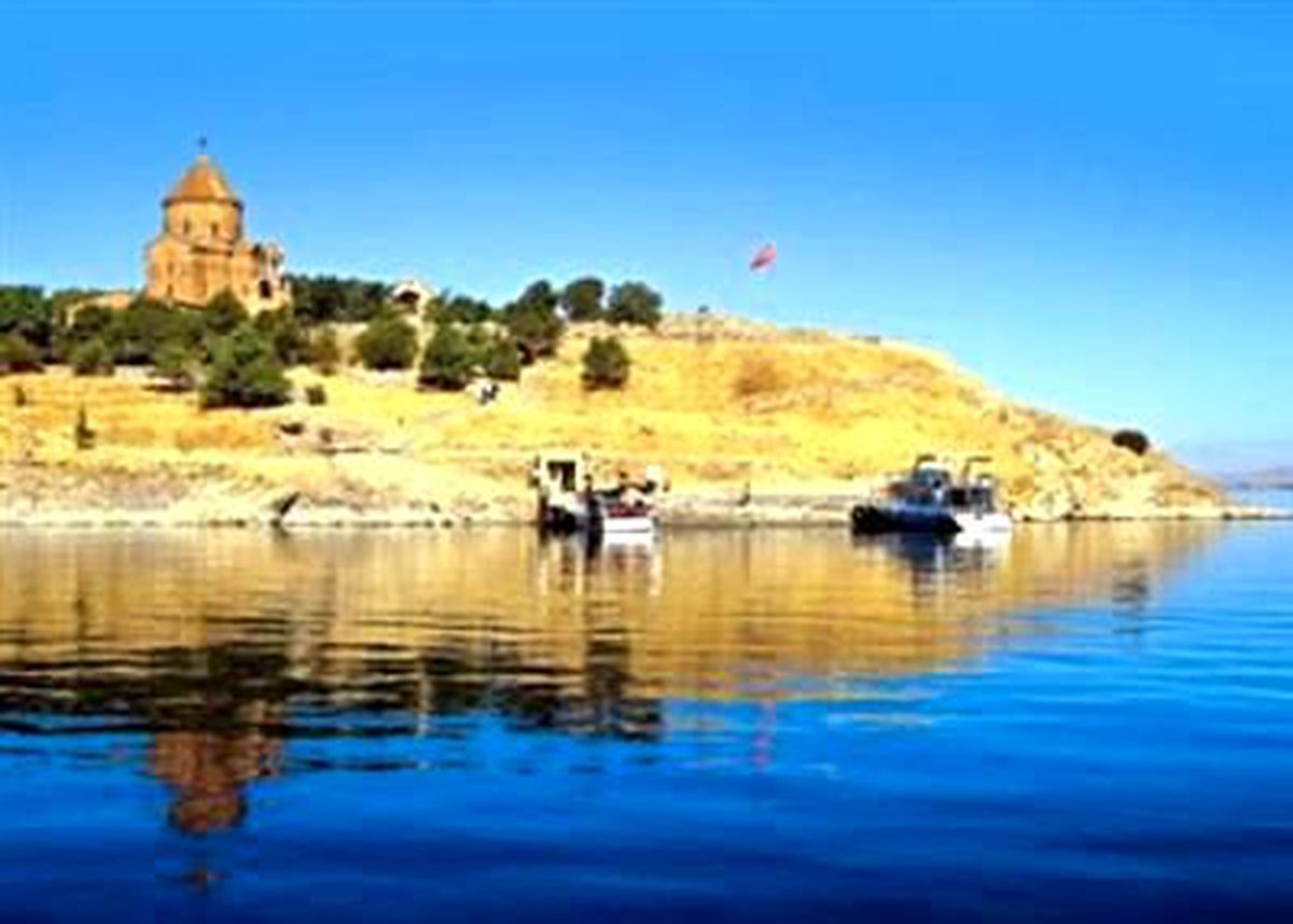 Lenin\'in Heykeli Ahtamar\'a Haç mı Oldu?