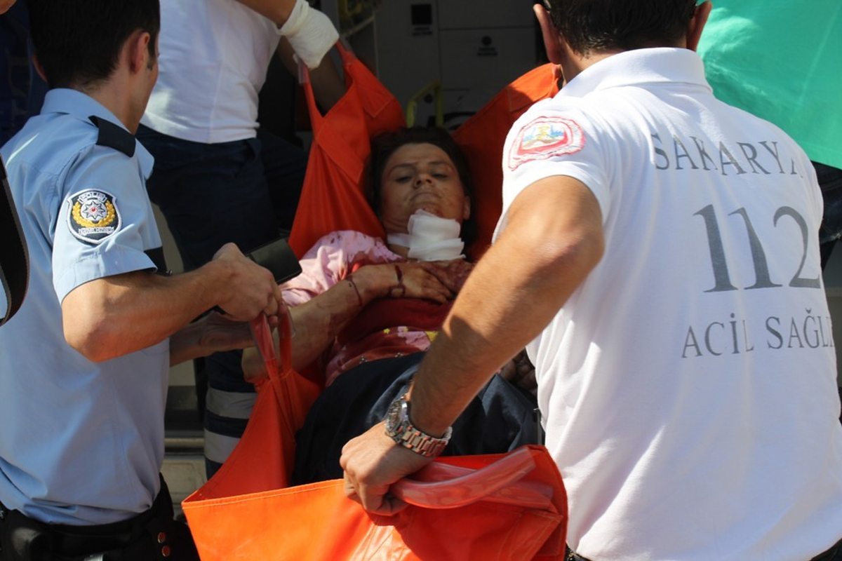 Annesini Boğazından Bıçakladı