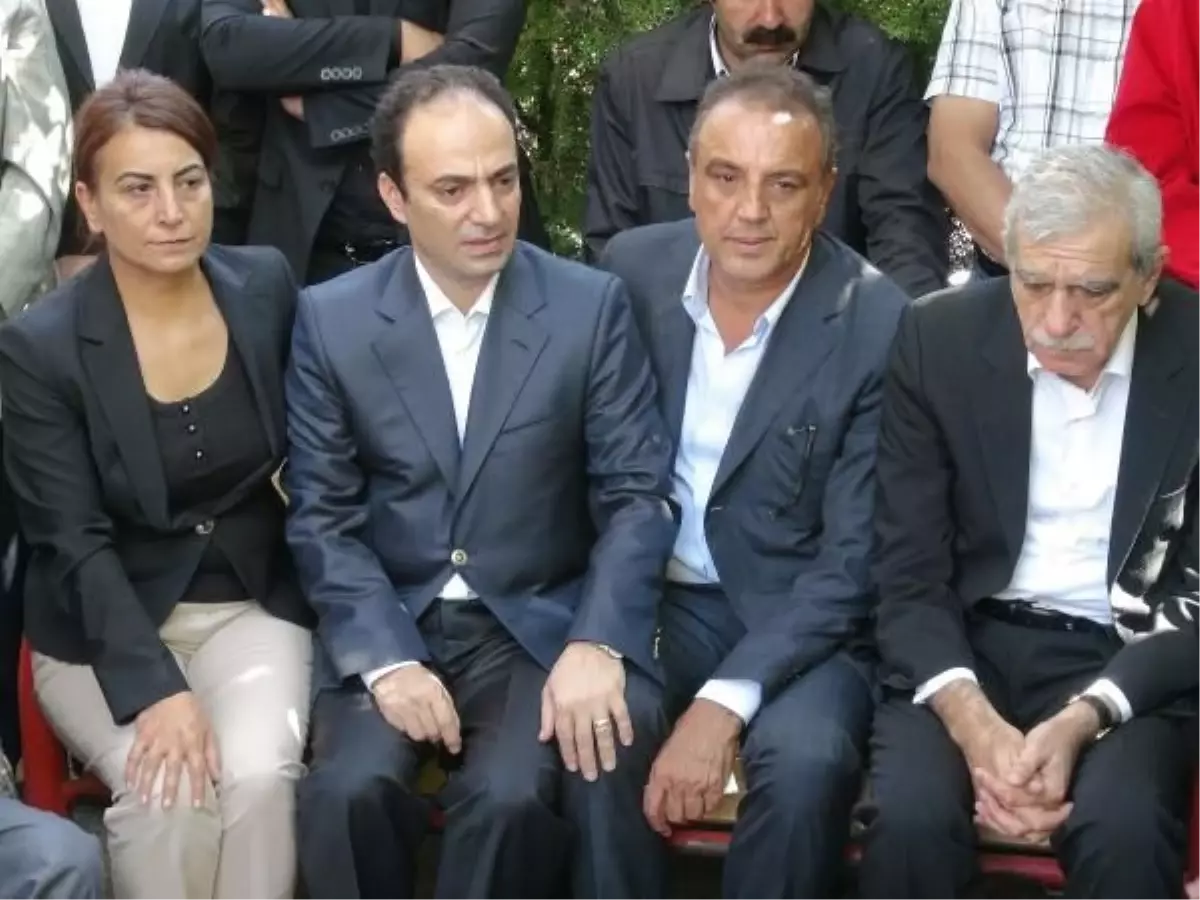 Sakık'ın Oğlunun Cenazesi Toprağa Verildi )