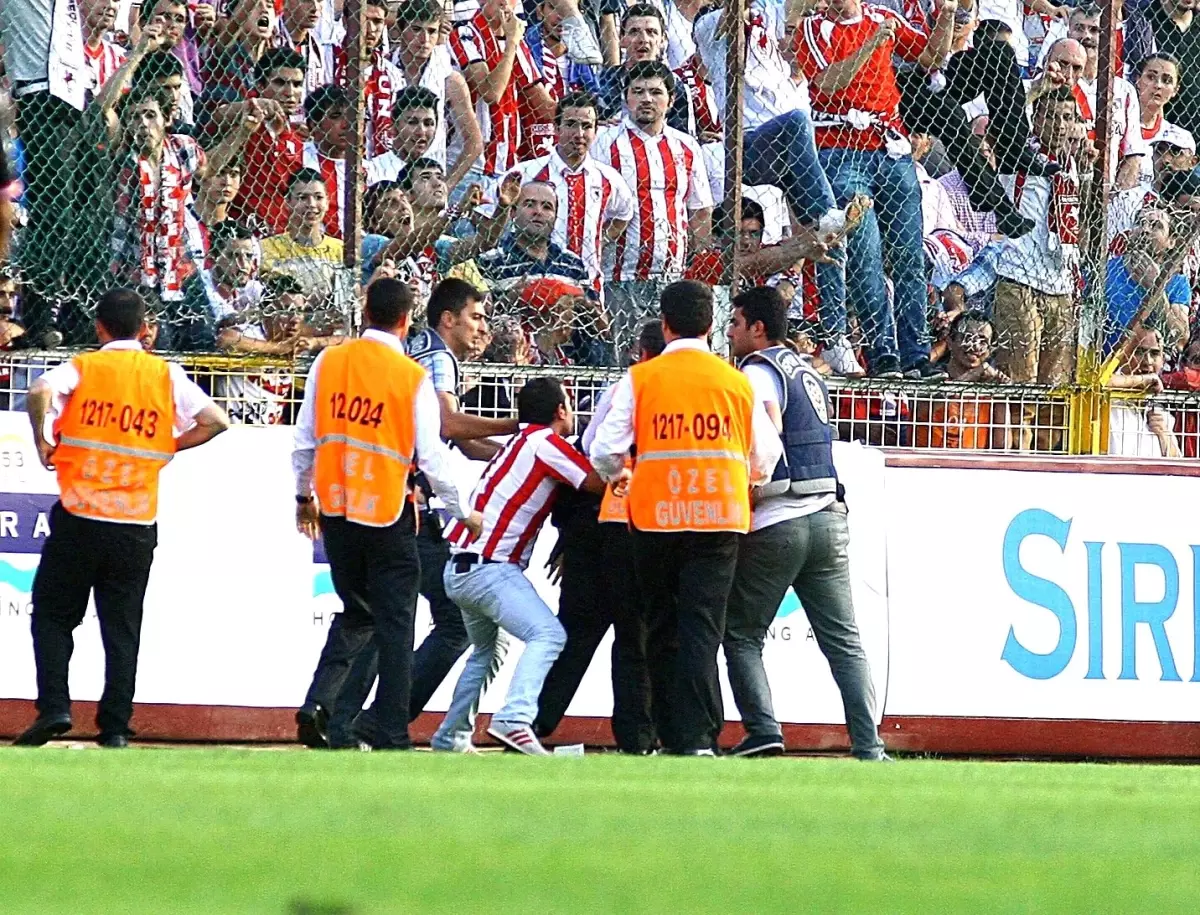 Samsunspor Teknik Direktörü Altın."Son Dakikalarda Sahaya Atlayan Taraftar, Oyuncularımızın...