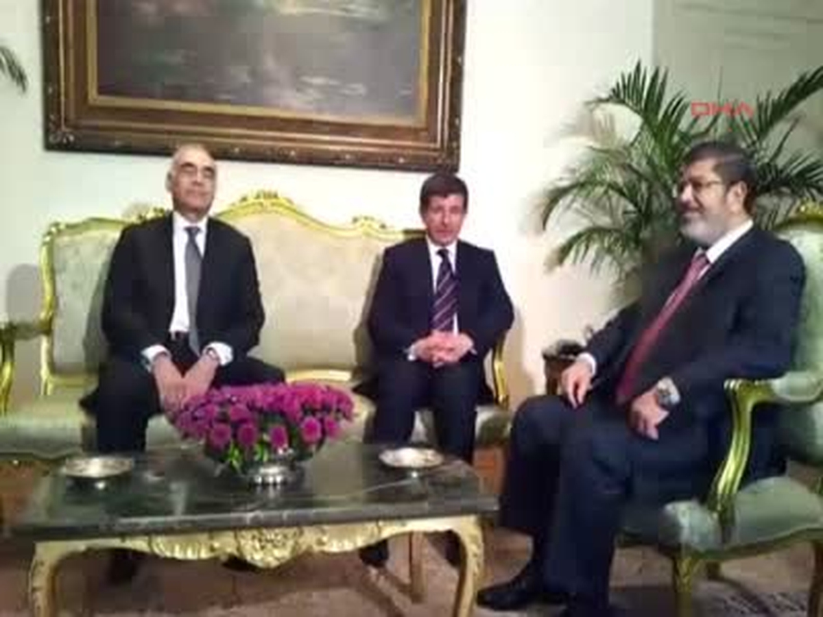 Davutoğlu, Mursi ile Görüşüyor