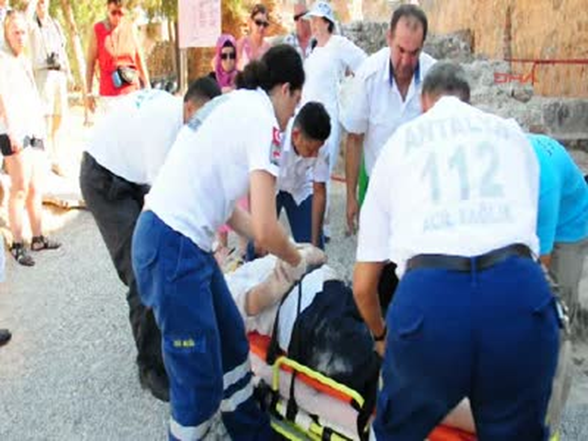 Duvardan Düşen Turist Yaralandı