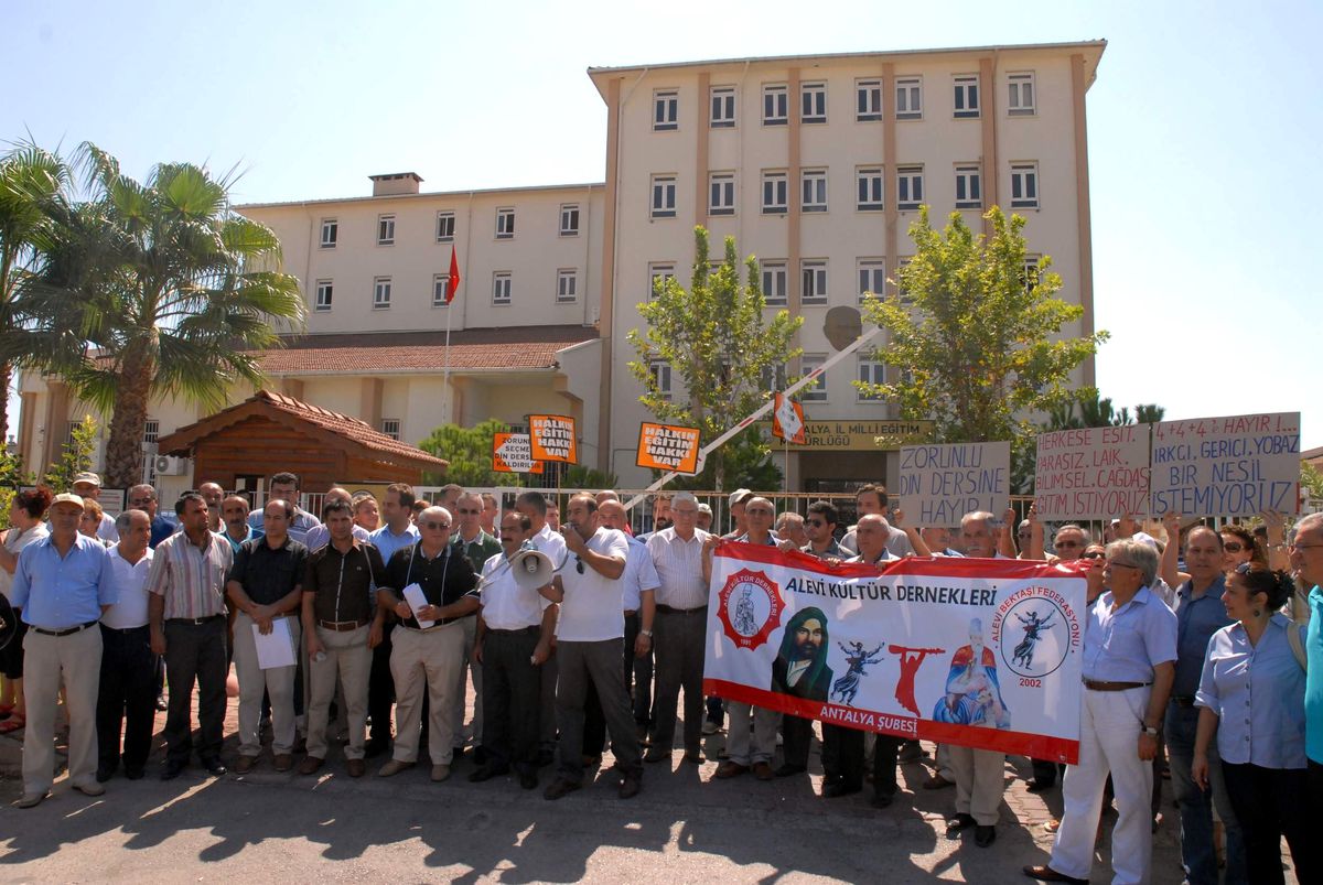 Antalya\'da Alevilerden Zorunlu Din Dersi Protestosu