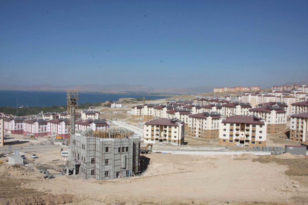 Bakan Bayraktar, Başkanlar Karaosmanoğlu ve Toçoğlu ile Birlikte Van\'da Deprem Konutlarını İnceledi