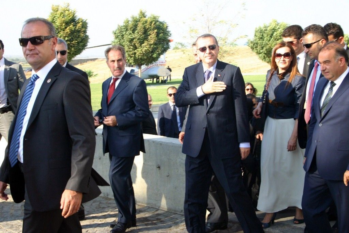 Başbakan Erdoğan, İzmir\'de."Bizde İşsizlik Bir Ara Yüzde 14\'ün Üzerine Çıkmıştı."