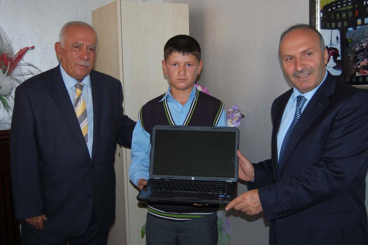 Betav\'dan Başarılı Öğrencilere Laptop