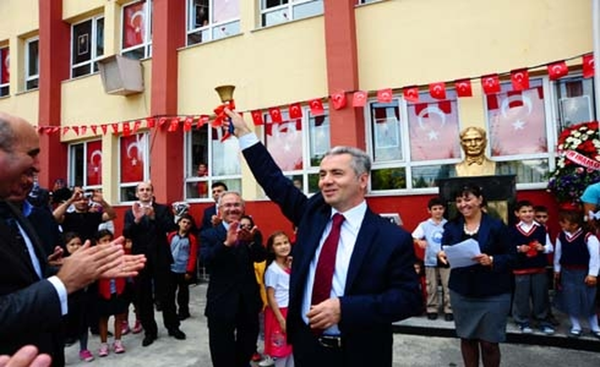Beylikdüzü\'nde İlk Zili Başkan Uzun Çaldı
