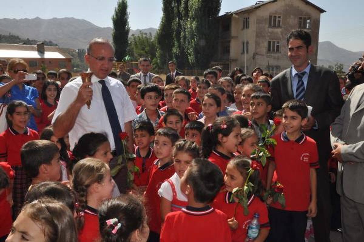 Bitlis\'te İlk Ders Zilini Vali Çaldı