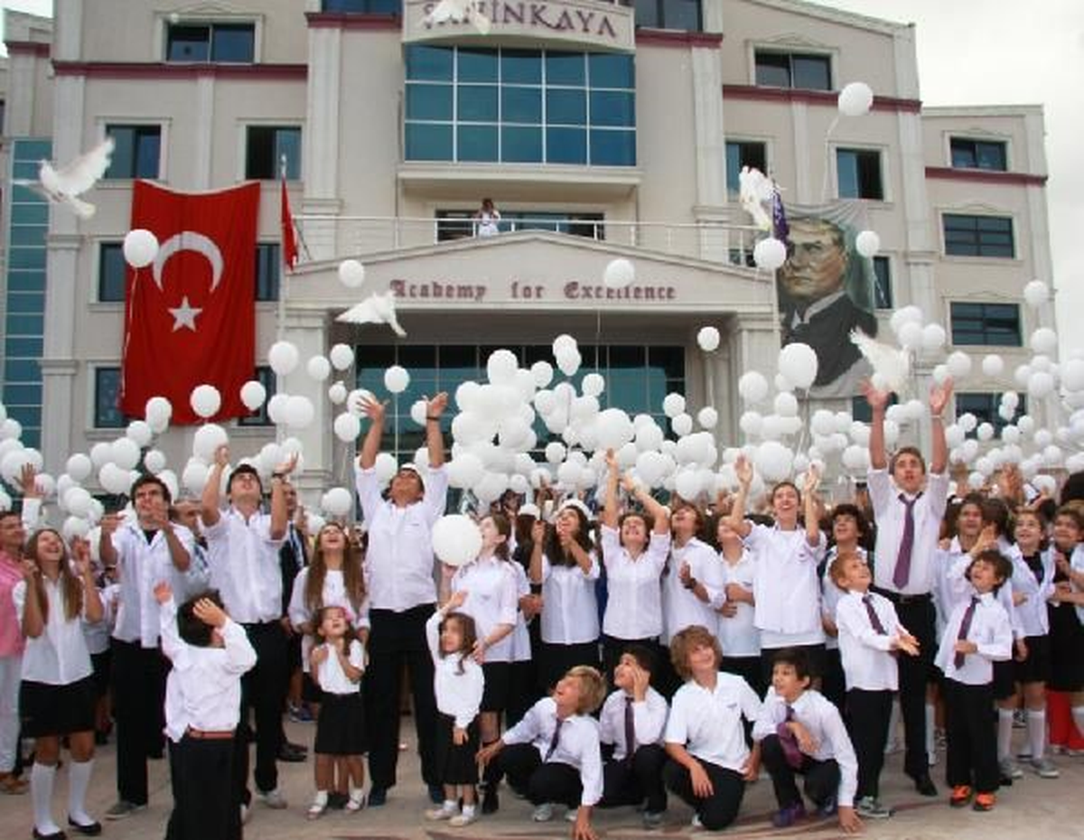 Bursa Öğrenciler Okula Beyaz Balon Uçurarak Başladı