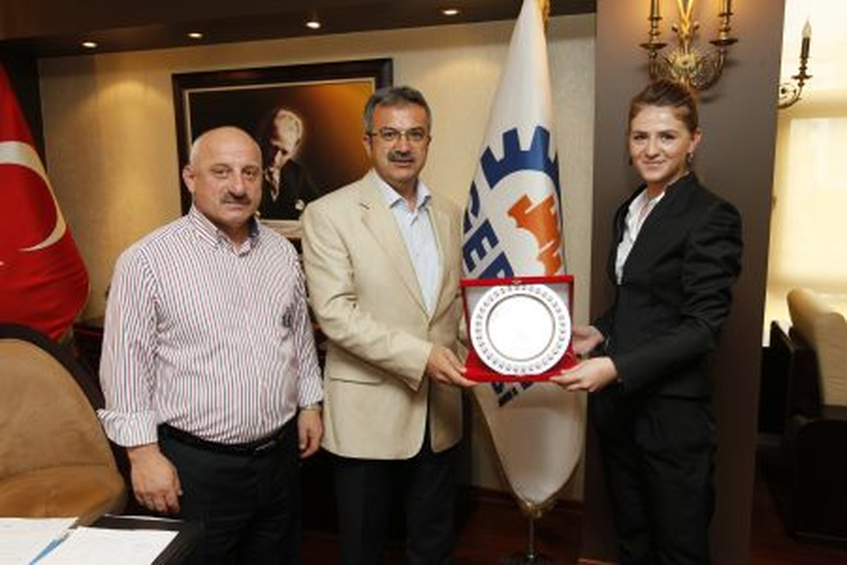 Buz Hokeyciler Teşekküre Geldi