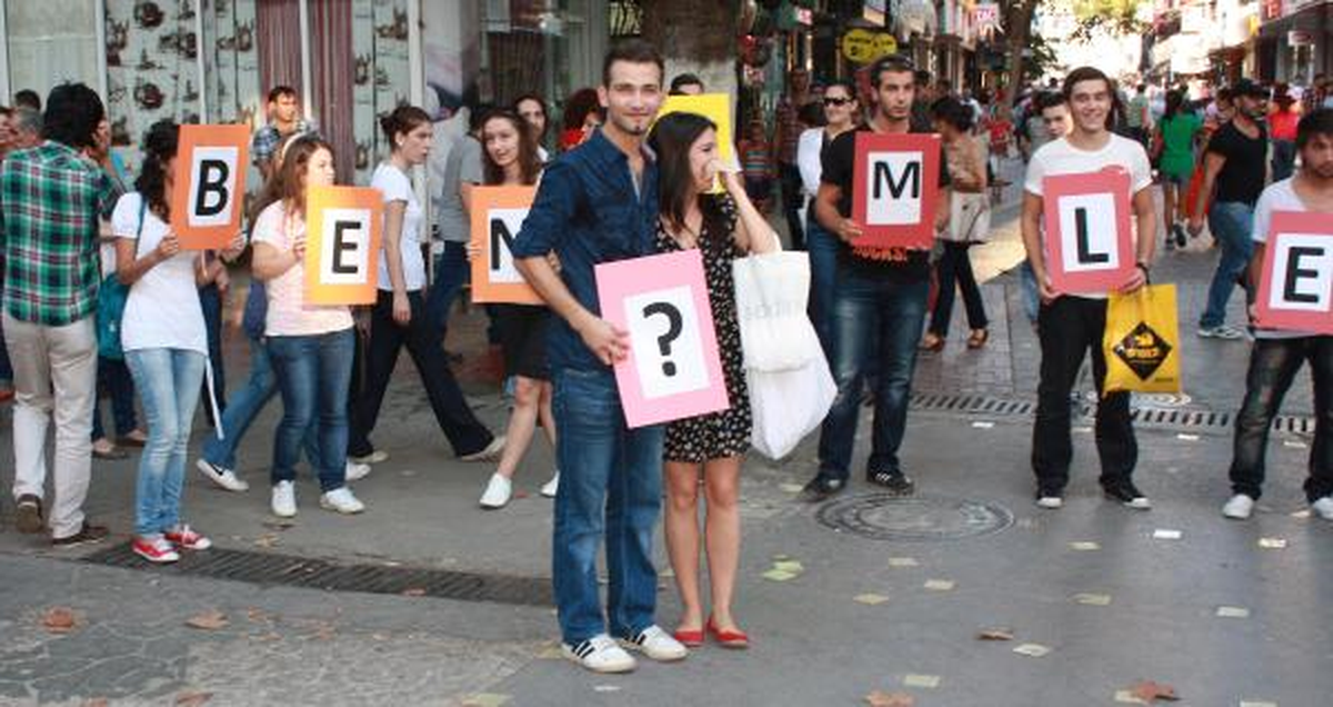 Cadde Ortasında İlginç Evlilik Teklifi