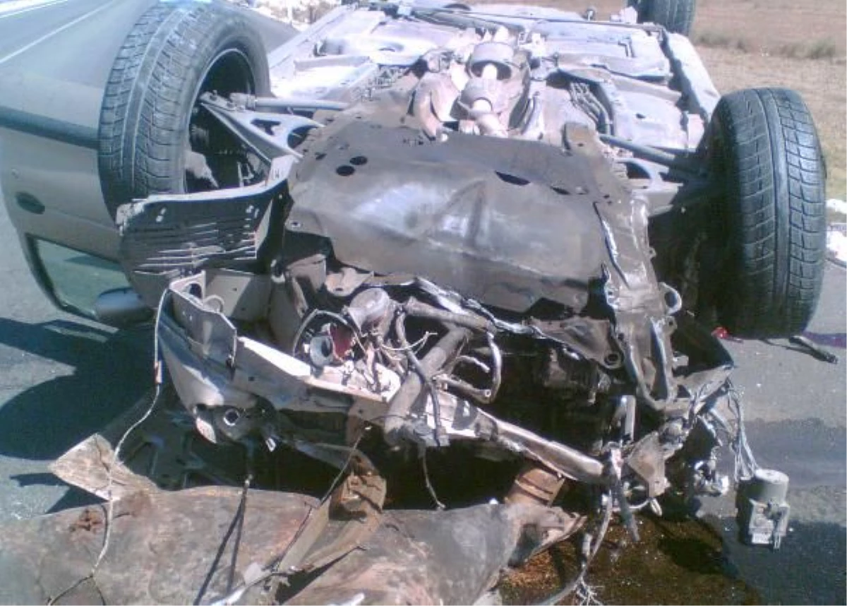 Çorum\'da Otomobil Şarampole Devrildi: 3 Ölü, 2 Yaralı