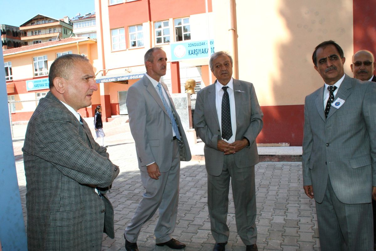 Devrek\'te Okullara Çevre Düzenlemesi ve Parke Çalışması