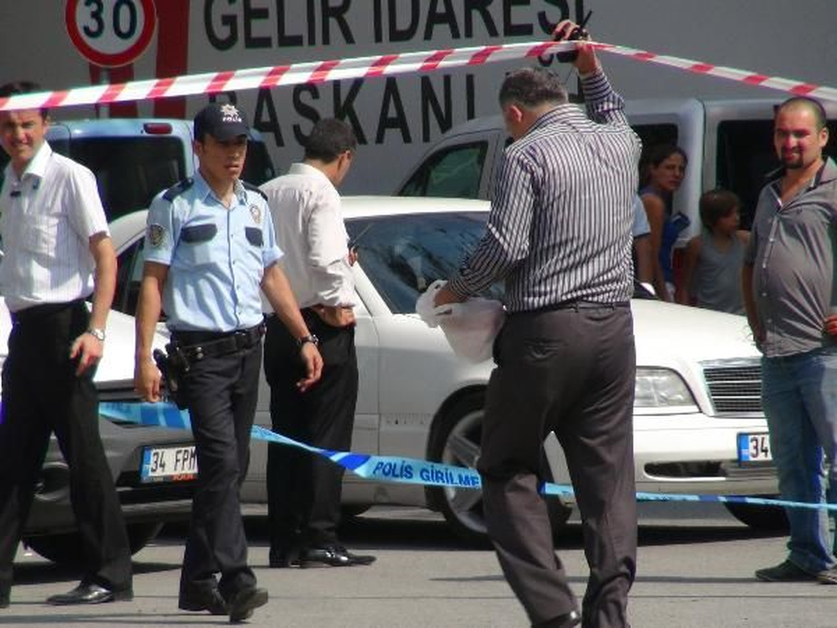 Emniyet Müdürlüğü Önünde Şüpheli Paket Alarmı