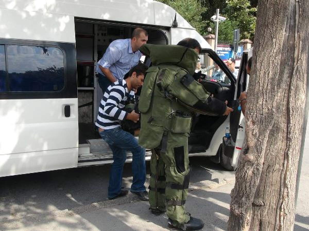 Emniyet Önünde "Şüpheli Paket" Hareketliliği