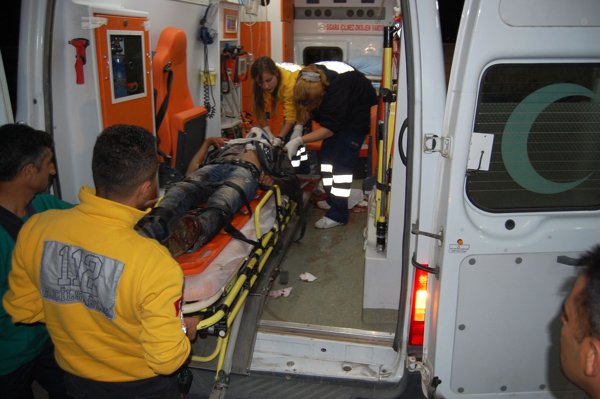 İzmir\'de Otomobil Tıra Çarptı: 1 Ölü, 2 Yaralı