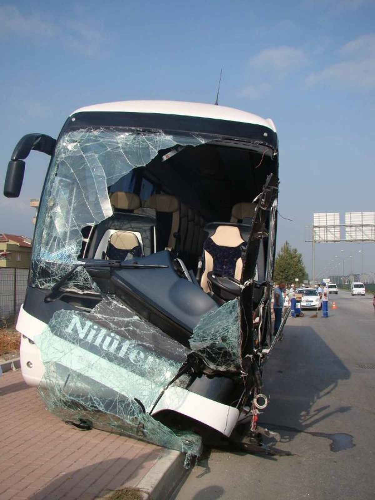 Kaza Yapan Otobüsteki 40 Yolcu Ölümden Döndü
