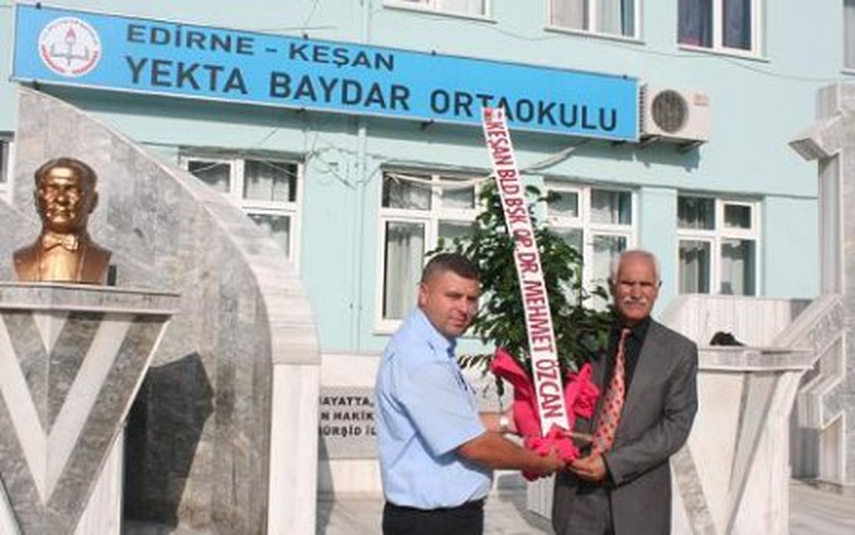 Keşan Belediyesi\'nden Okulların Açılışına Çiçekli Kutlama
