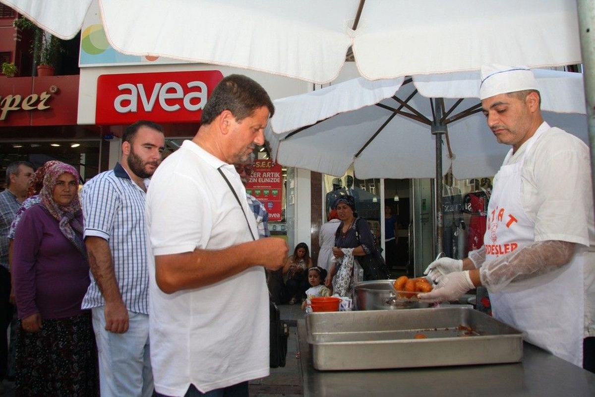 Konak Belediyesi Menderes\'i Lokma Dağıtarak Andı