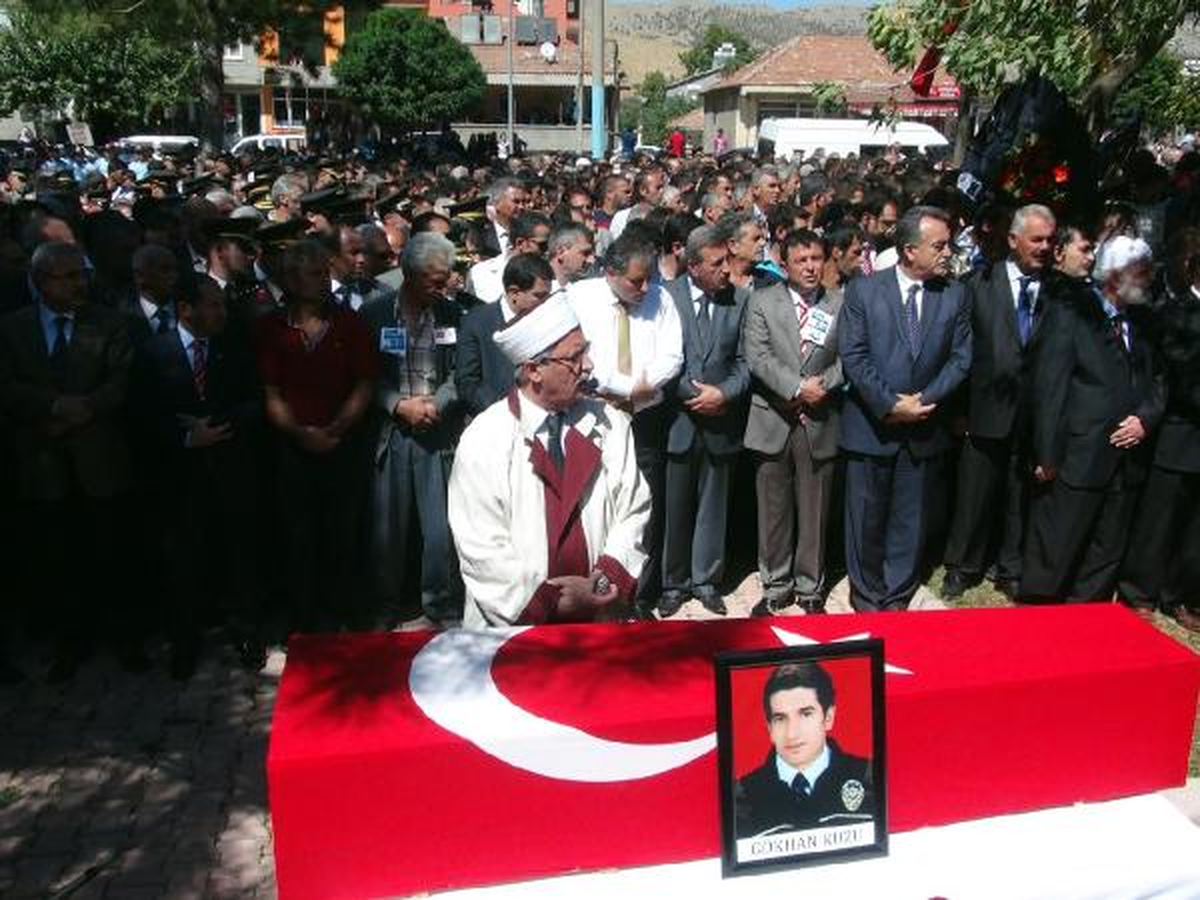 Malatyalı Şehit Polis, Gözyaşlarıyla Toprağa Verildi