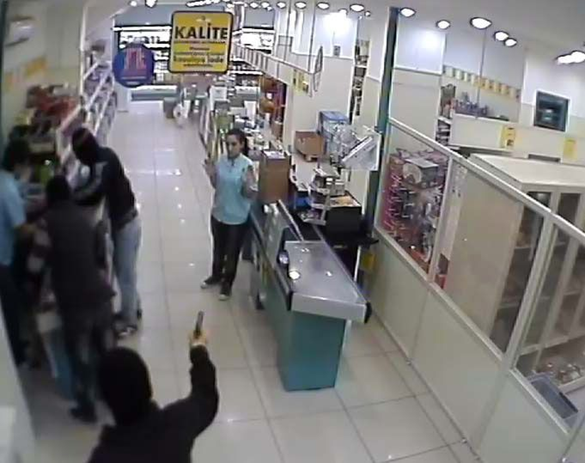 Marketteki Silahlı Soygun Anı Kamerada