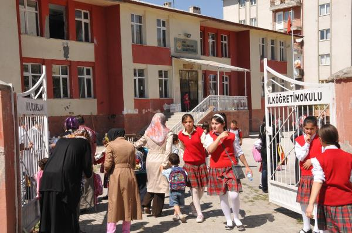Öğrenciler İnşaatı Devam Eden Okullarda Ders Başı Yaptı