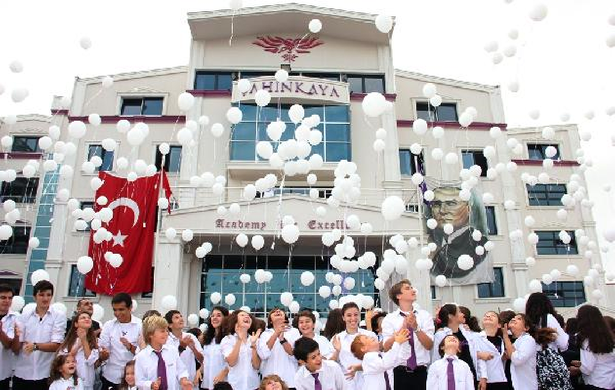 Öğrenciler Okula Barış İçin Güvercin ve Beyaz Balon Uçurarak Başladı