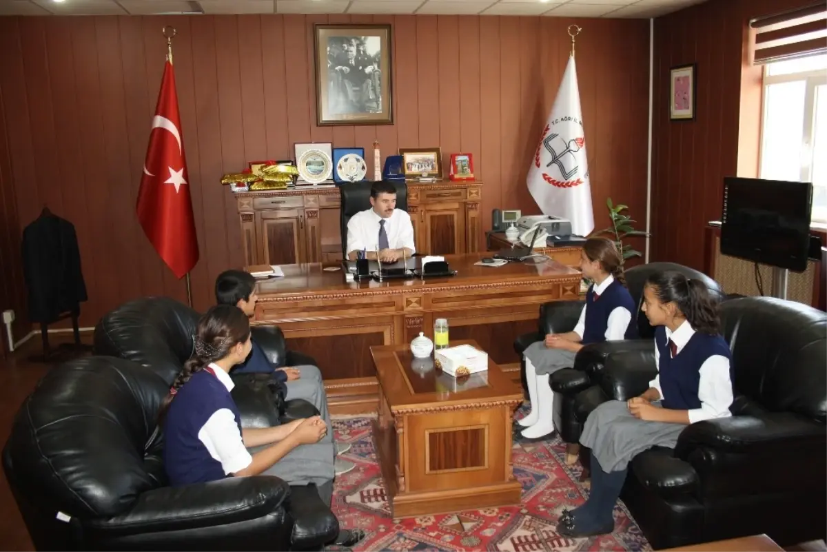 Öğrencilerden Milli Eğitim Müdürü Başak\'a Ziyaret