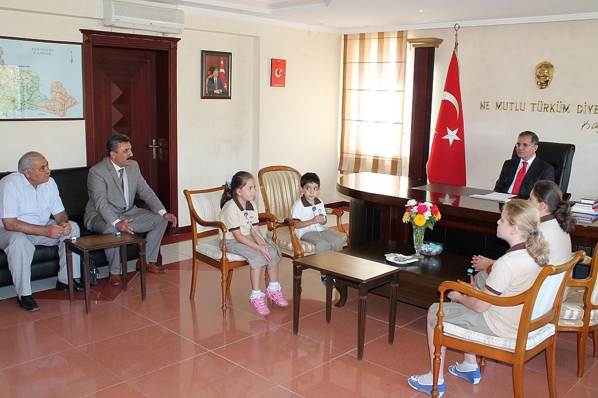 Öğrencilerden Vali Tapsız\'ı Ziyaret Etti