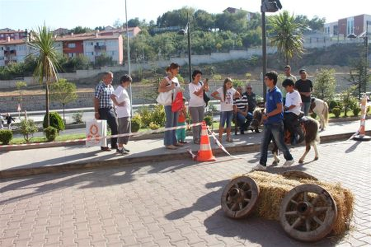 Okul Hediyelerini Çocuklar DemirPark\'den Aldı