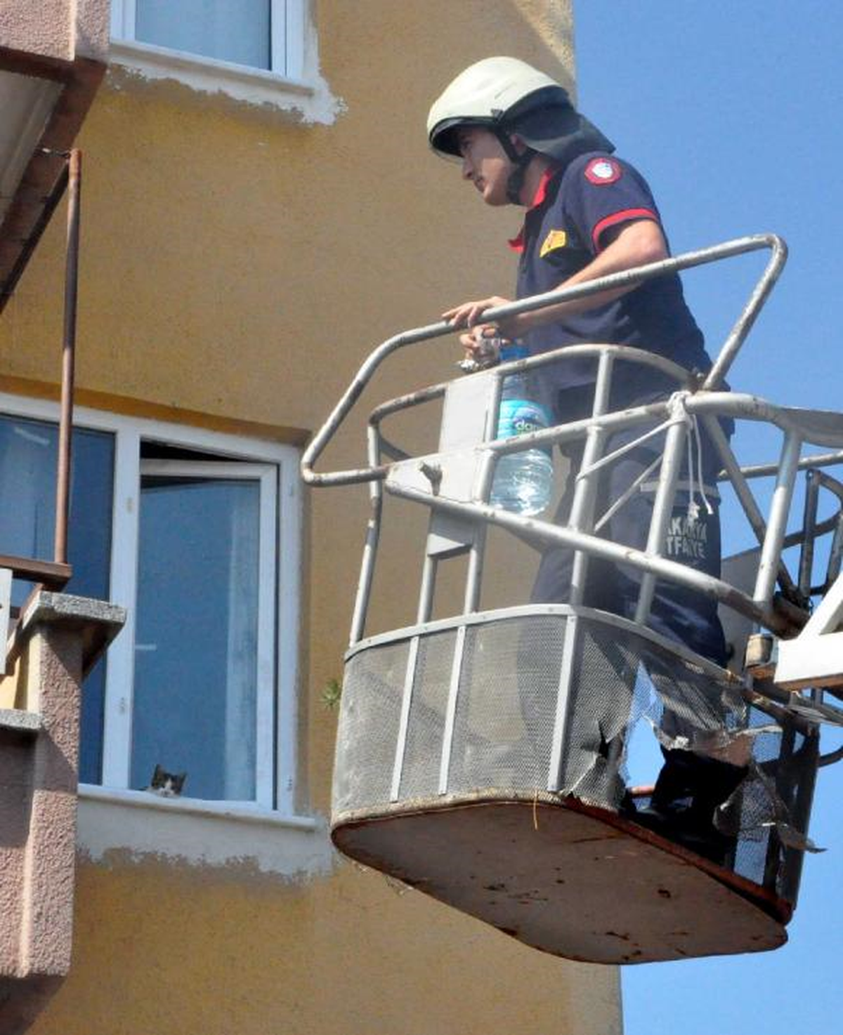 Evde Aç Kalan Kediye İtfaiye Yetişti