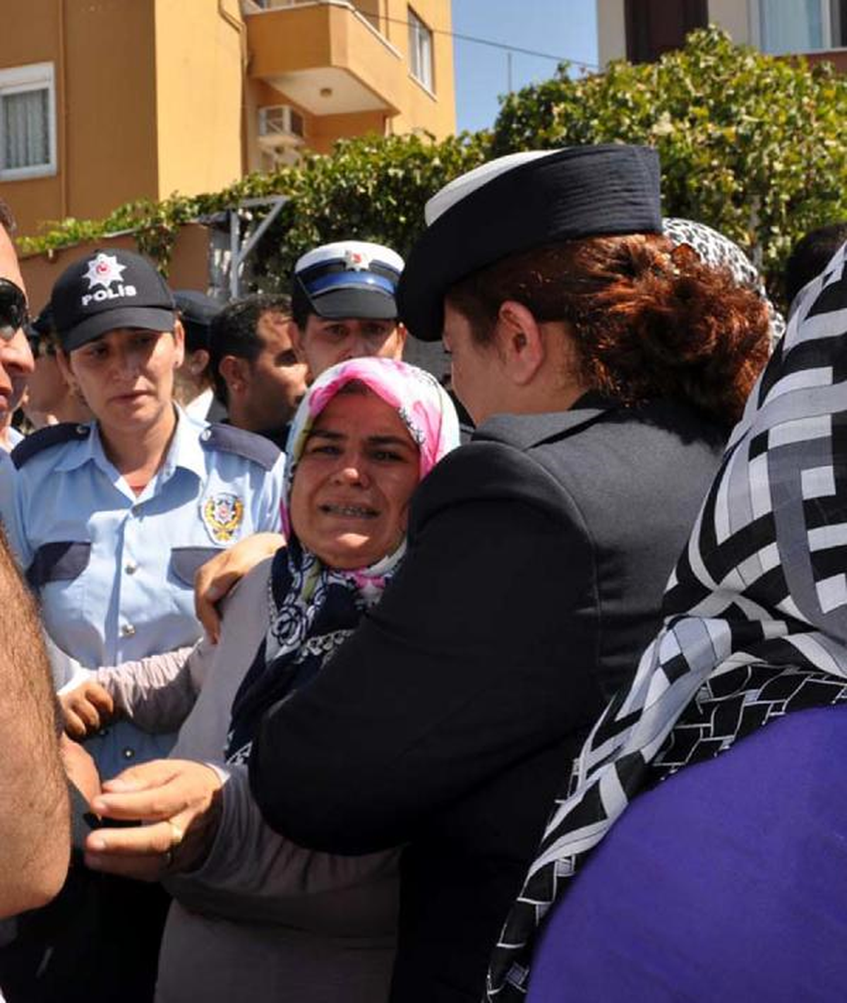 Şehit Polis Hatay\'da Gözyaşlarıyla Toprağa Verildi