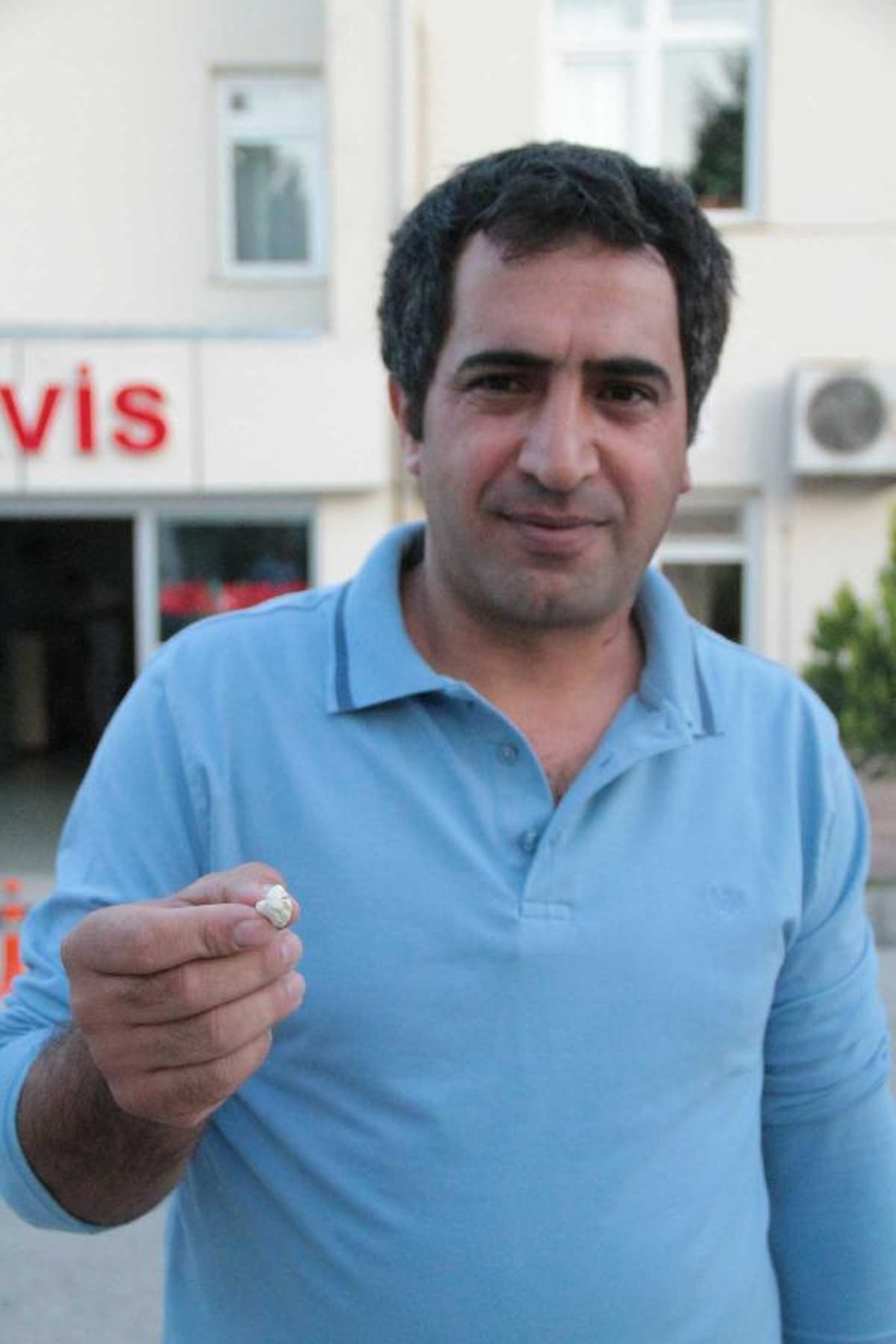 Sırtını Isıran Keneyi Sakıza Yapıştırdı