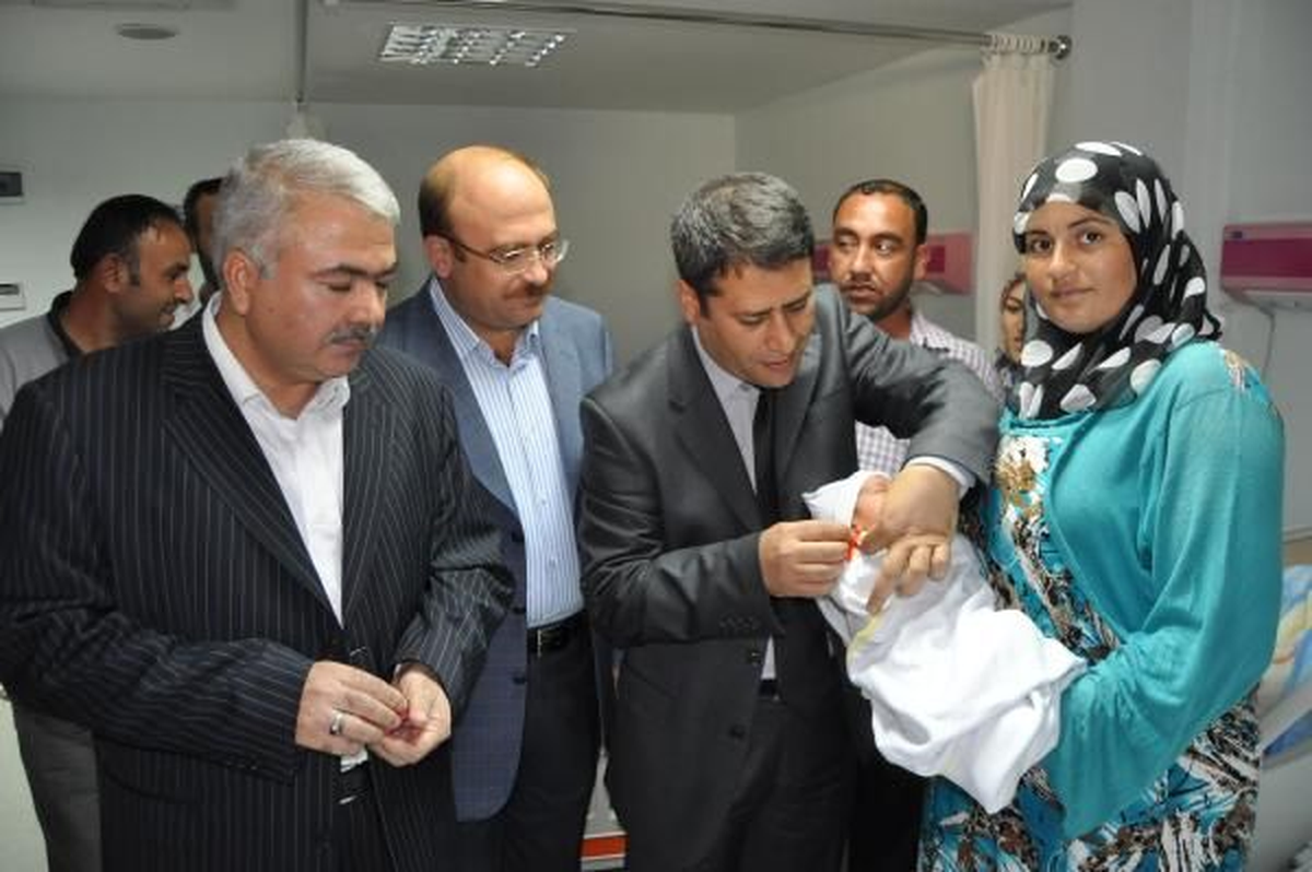 Suriyeli "Recep Tayyip" Bebeğe Altın Taktılar