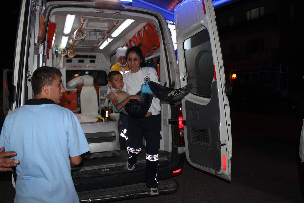 Tepsideki Çaylar Üzerine Döküldü